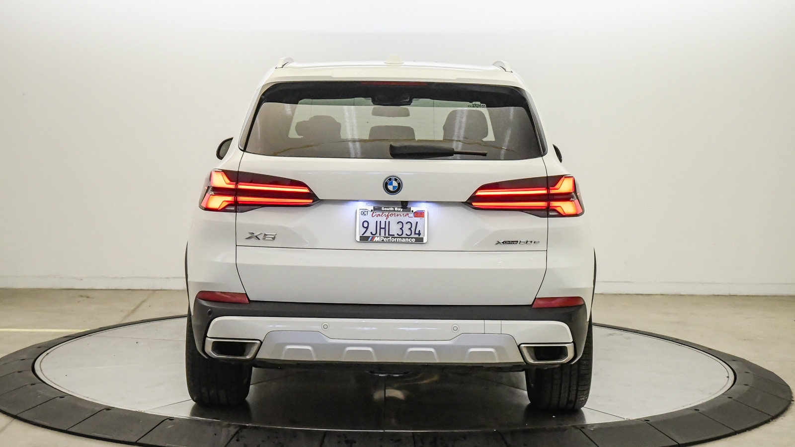 Certified 2024 BMW X5 xDrive50e w/ Premium Package AWD/4WD image 3