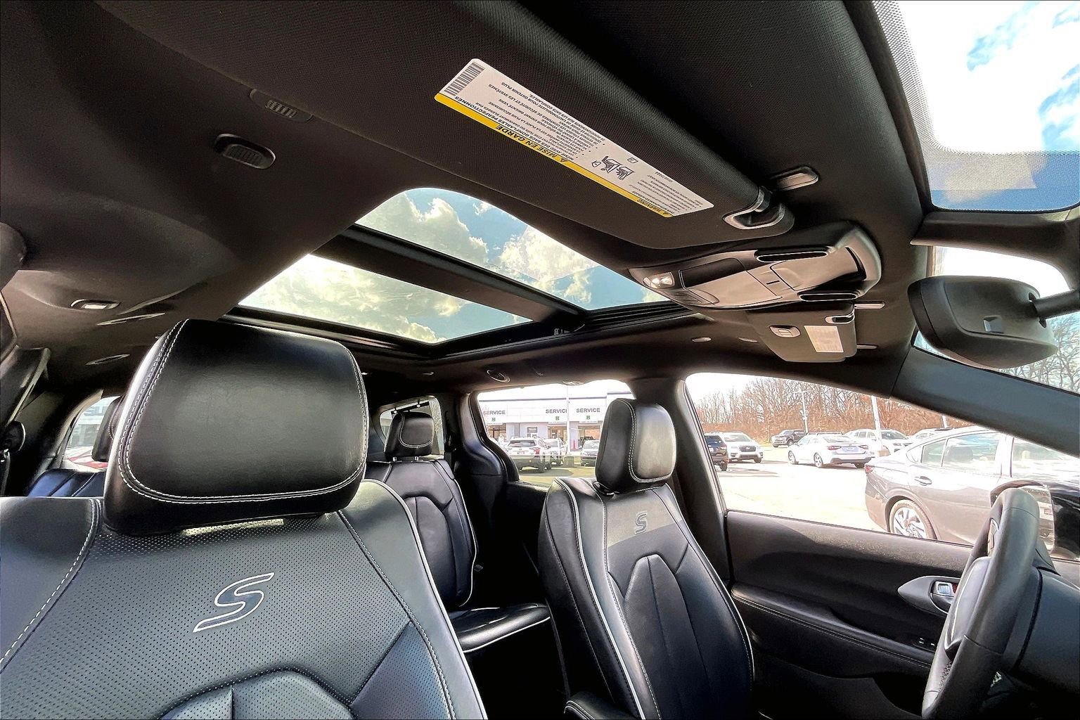 Used 2025 Chrysler Pacifica Limited image 16