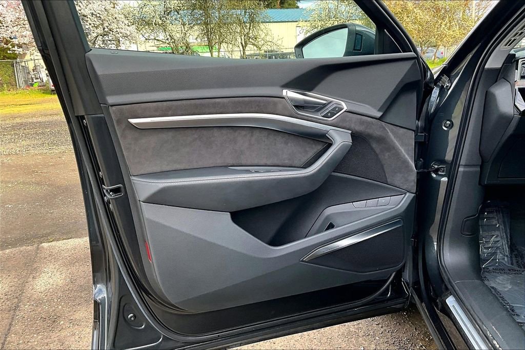 Used 2019 Audi e-tron Prestige w/ Prestige Package AWD/4WD image 22