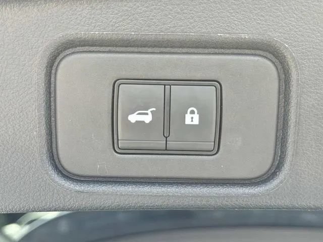 Used 2025 Nissan Pathfinder SV FWD image 15
