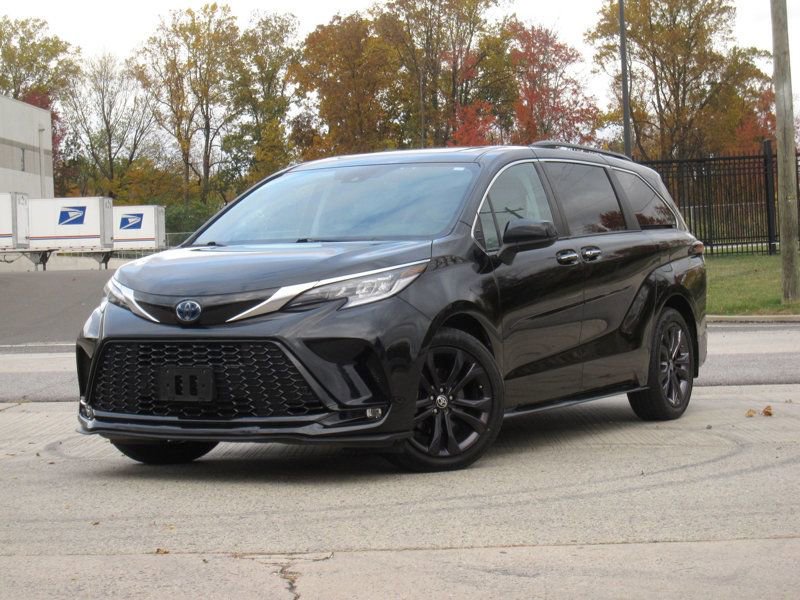 Used 2023 Toyota Sienna XSE image 3