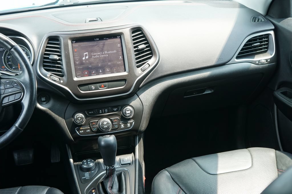 Used 2019 Jeep Cherokee Trailhawk AWD/4WD image 23