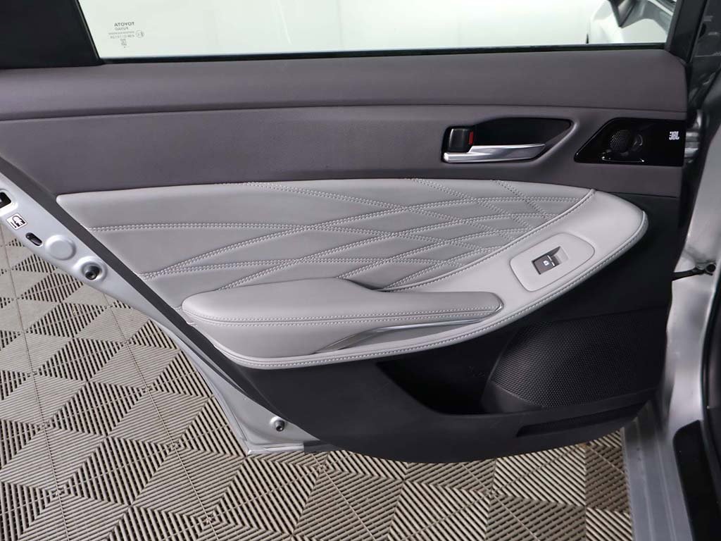 Used 2019 Toyota Avalon Limited image 29
