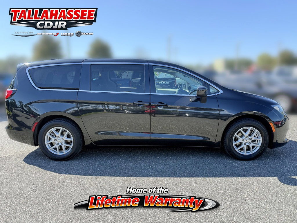 Used 2023 Chrysler Voyager LX FWD image 2