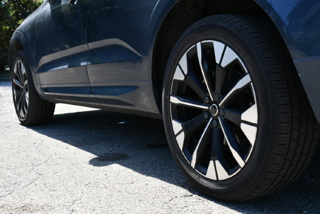Certified 2026 Volvo XC60 B5 Plus AWD/4WD image 9