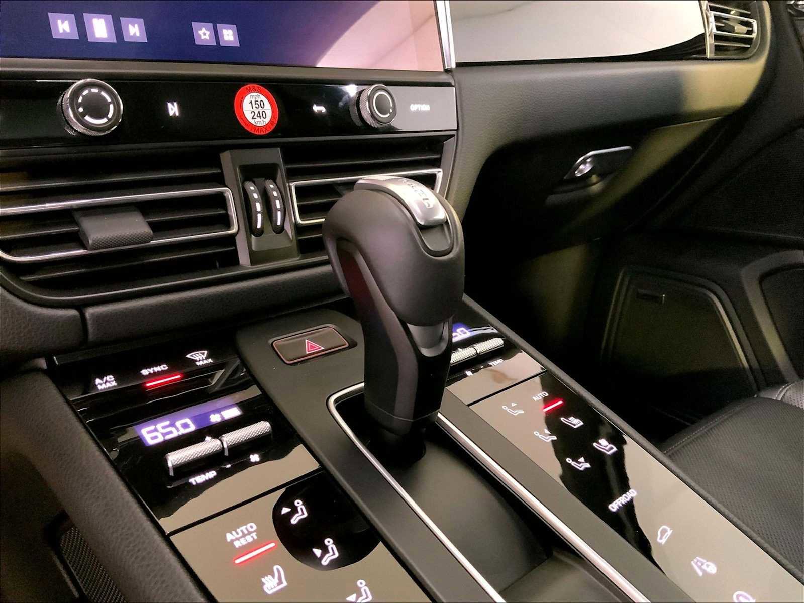 Certified 2025 Porsche Macan image 17