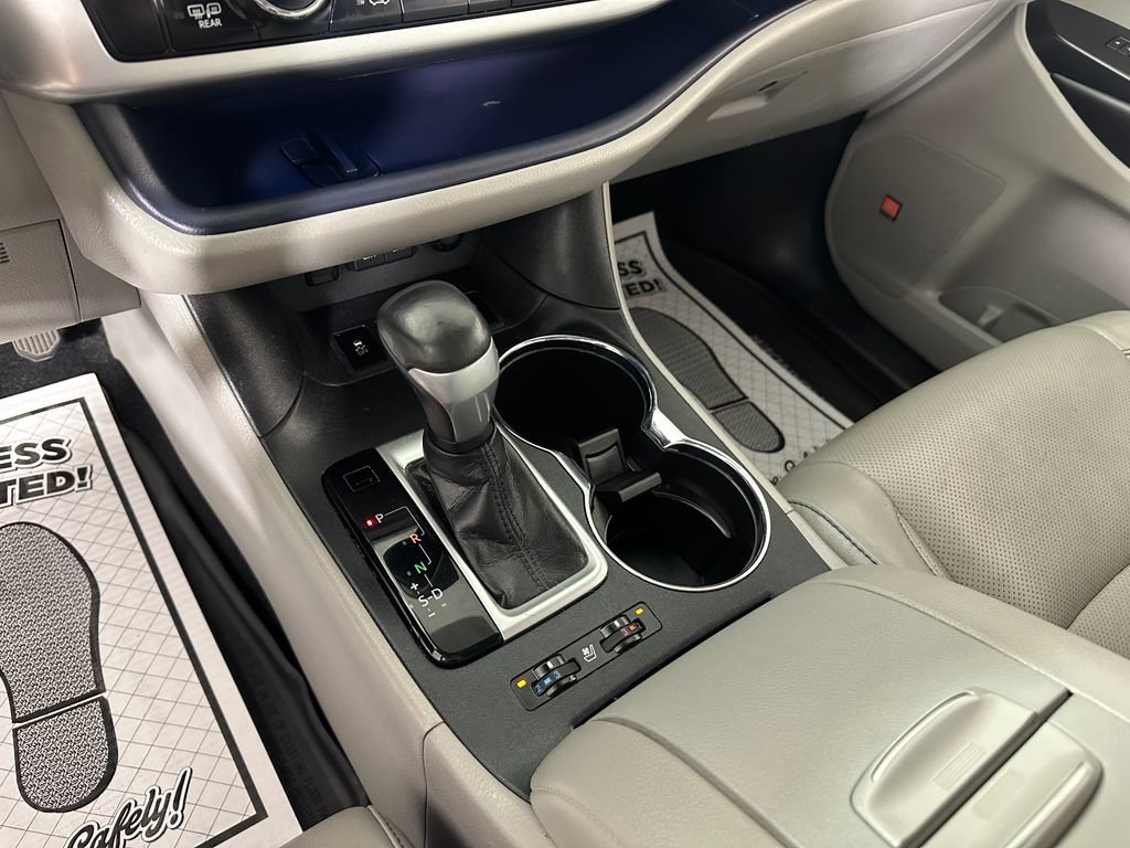 Used 2019 Toyota Highlander Limited w/ Carpet Mat Package (TMS) AWD/4WD image 40