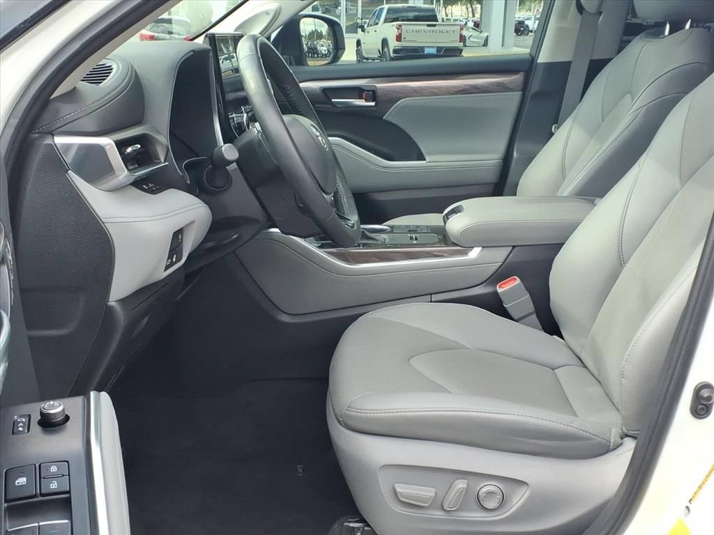 Used 2023 Toyota Highlander Limited FWD image 20