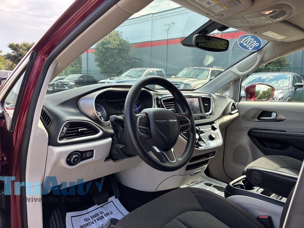 Used 2020 Chrysler Pacifica Touring w/ Tire & Wheel Group FWD image 25