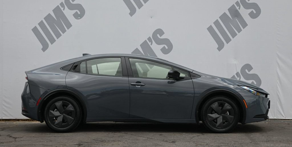 Used 2025 Toyota Prius LE FWD image 4