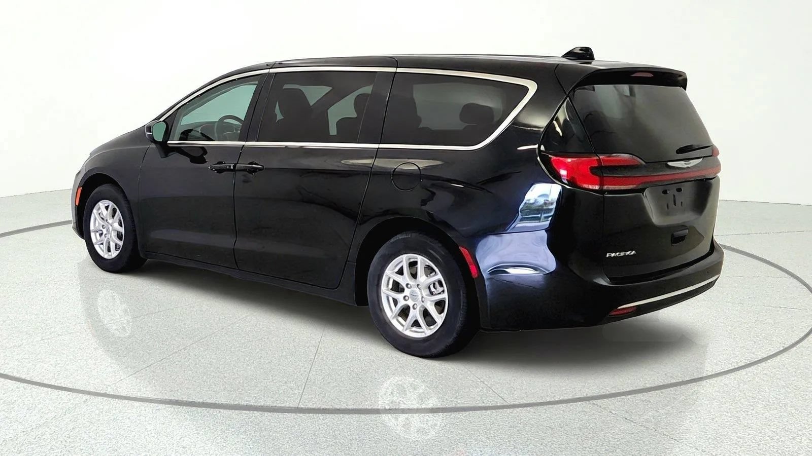 Used 2023 Chrysler Pacifica Touring-L FWD image 4