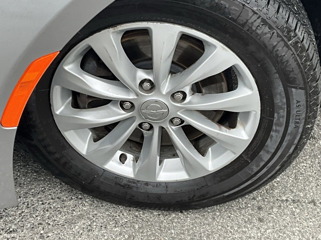 Used 2017 Chrysler Pacifica Touring-L image 4