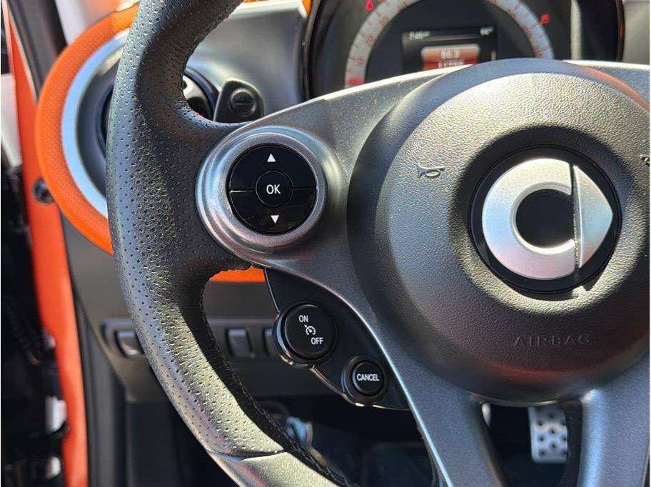 Used 2016 smart fortwo Proxy RWD image 9