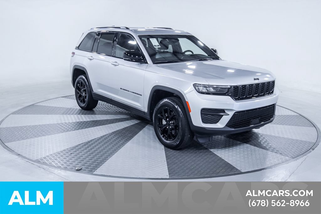 Used 2025 Jeep Grand Cherokee Altitude AWD/4WD image 14