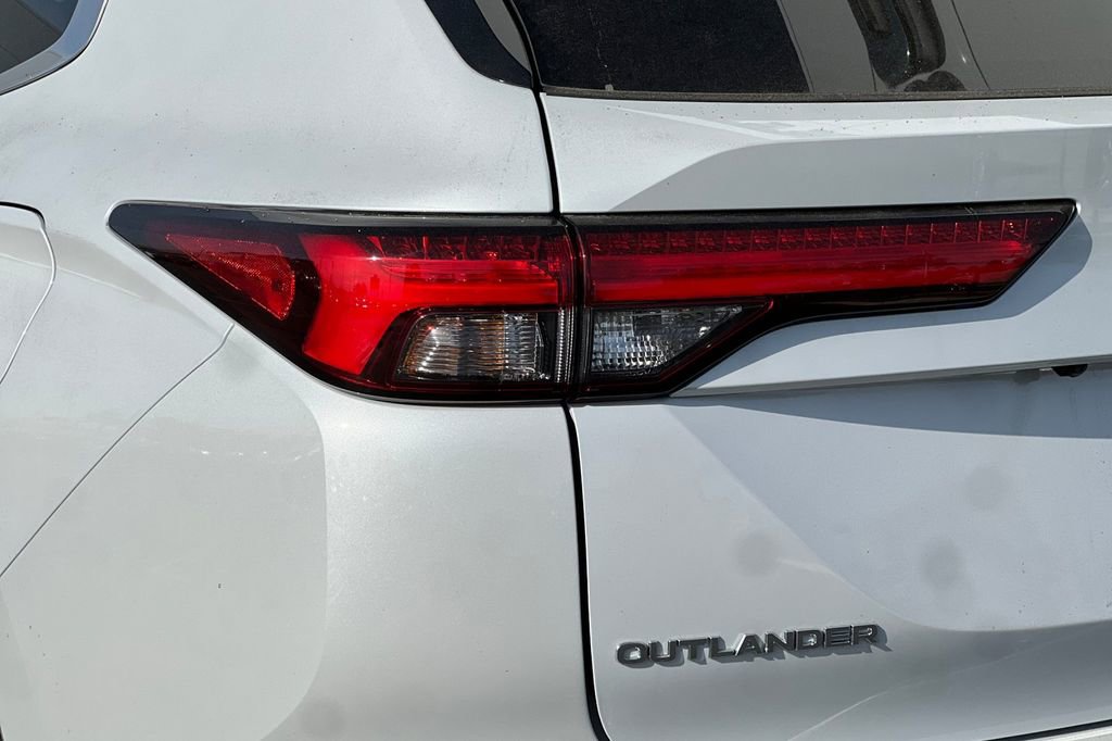 New 2025 Mitsubishi Outlander SE image 28
