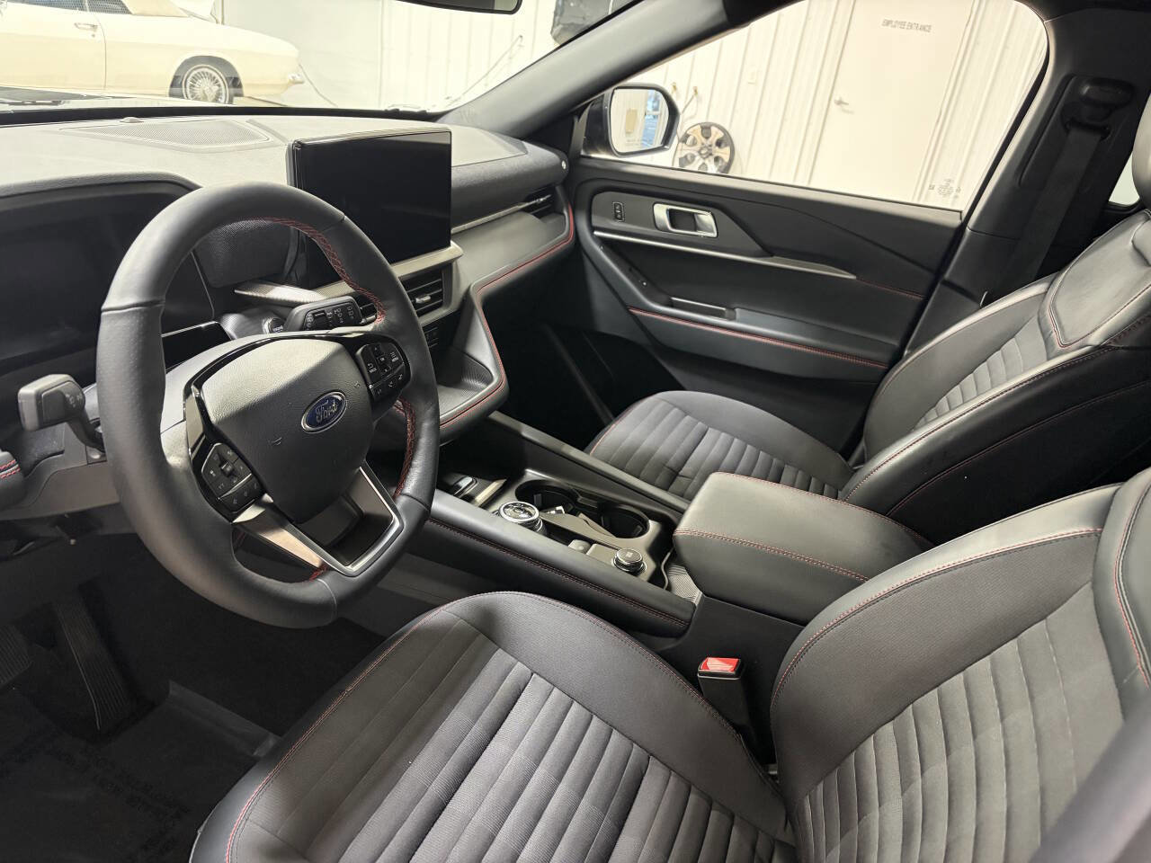 Used 2025 Ford Explorer ST-Line w/ ST-Line Street Pack image 7