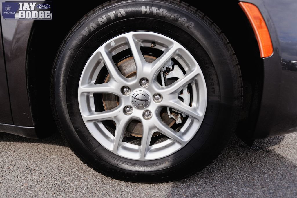 Used 2023 Chrysler Voyager LX image 28