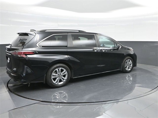 Used 2022 Toyota Sienna XSE image 4