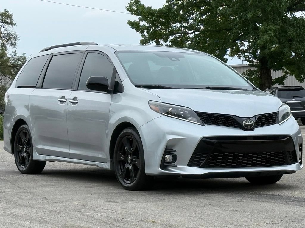 Used 2020 Toyota Sienna SE Premium w/ Nightshade Edition FWD image 8