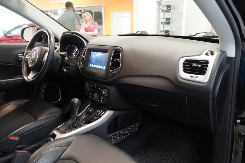 Used 2019 Jeep Compass Latitude w/ Cold Weather Group AWD/4WD image 36