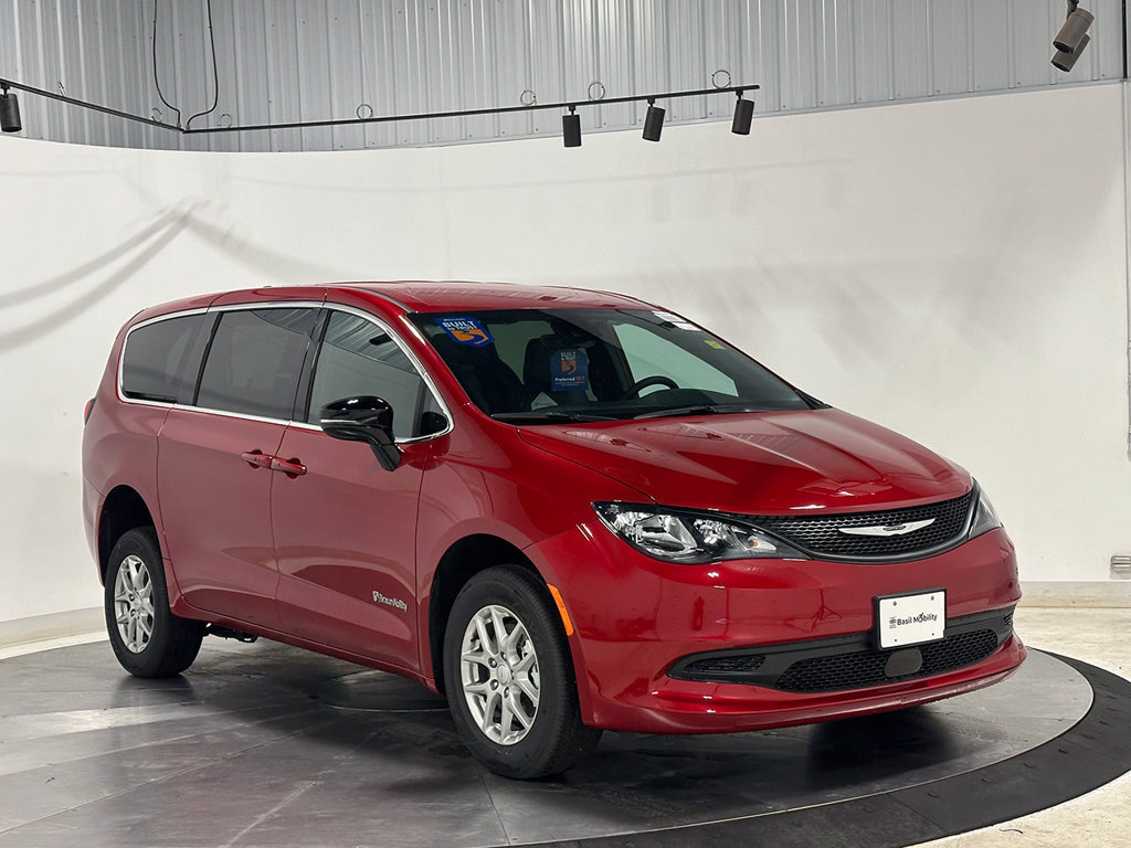 Used 2027 Chrysler Pacifica LX FWD image 2