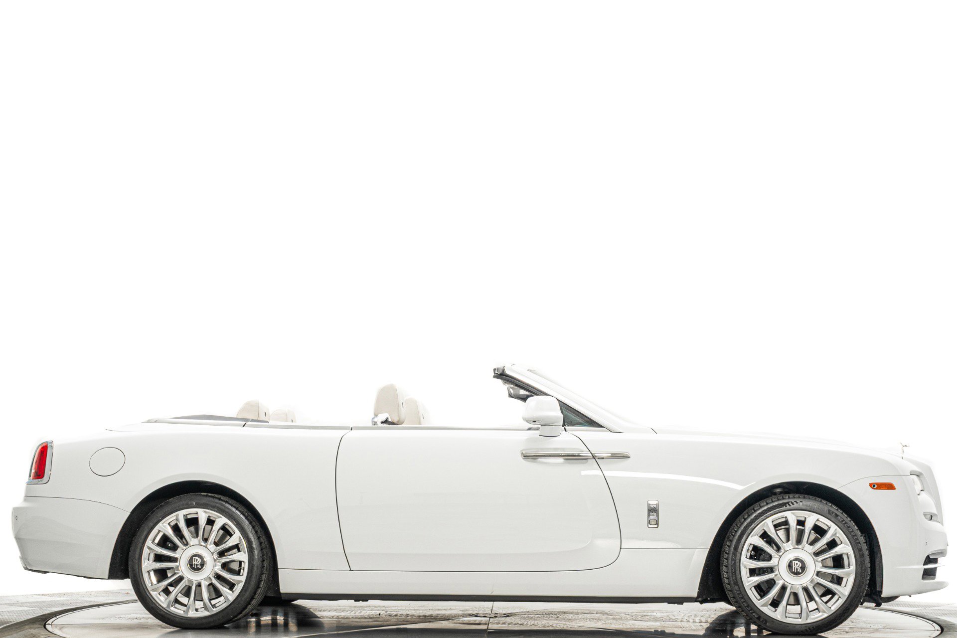 Used 2019 Rolls-Royce Dawn image 2