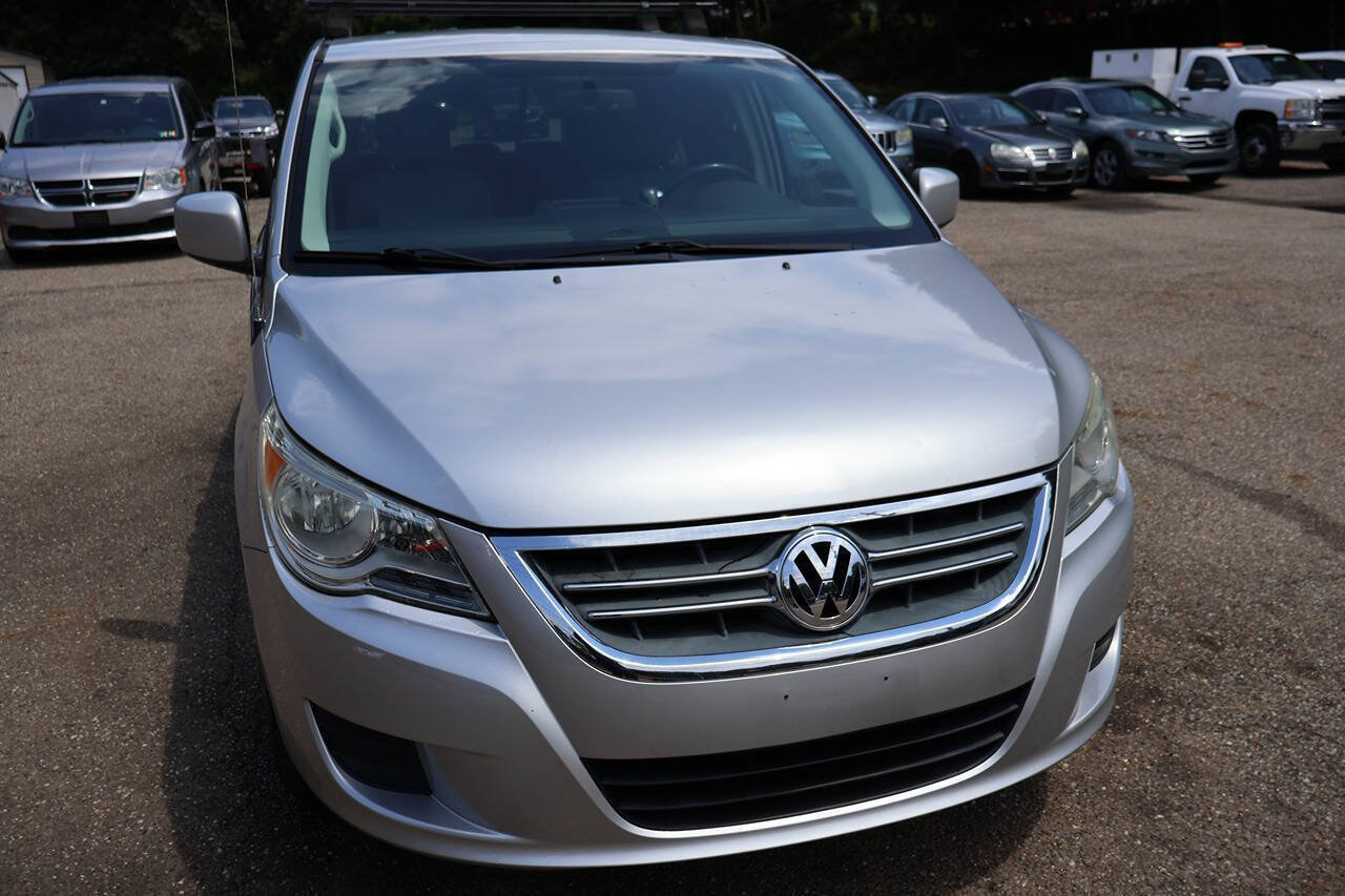 Used 2010 Volkswagen Routan SE FWD image 2