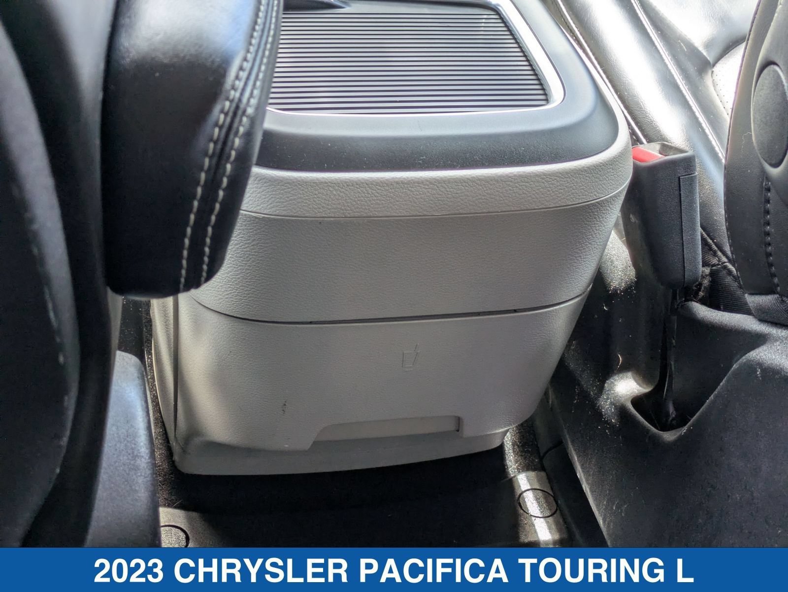 Used 2023 Chrysler Pacifica Touring-L FWD image 31