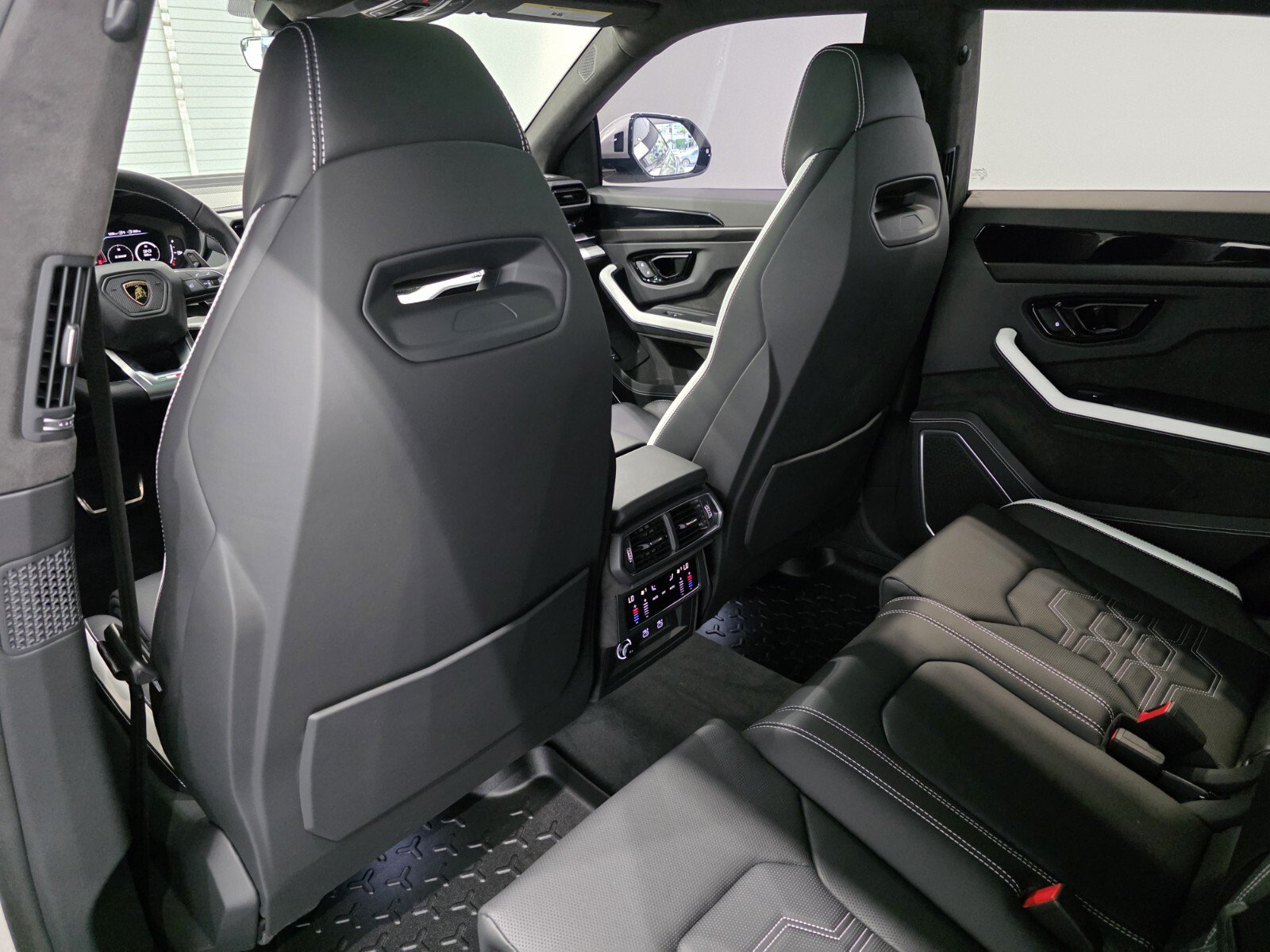 Used 2026 Lamborghini Urus SE AWD/4WD image 12