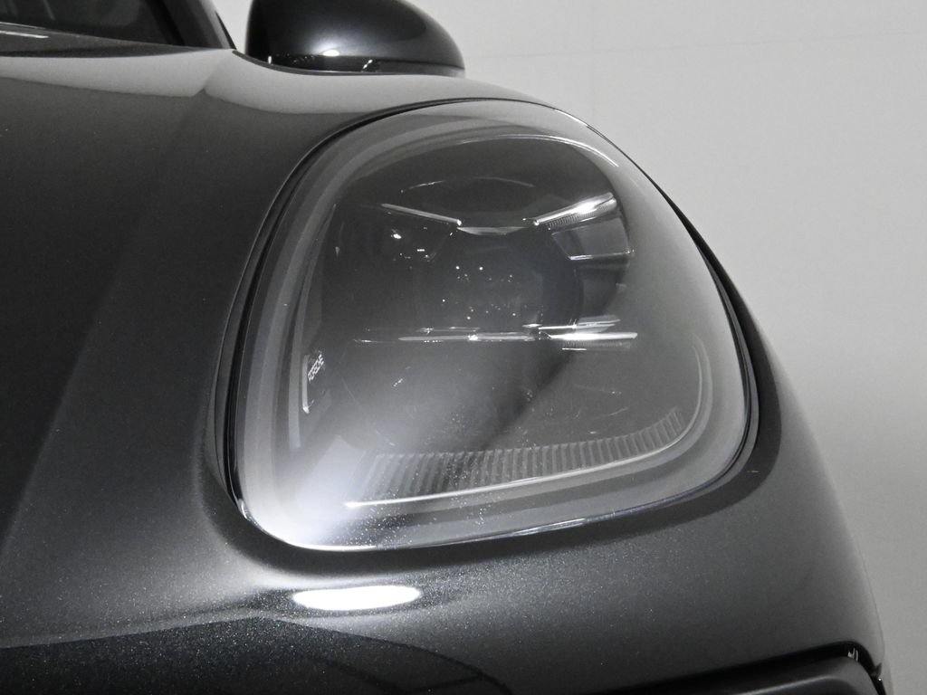 Used 2026 Porsche Macan AWD/4WD image 11