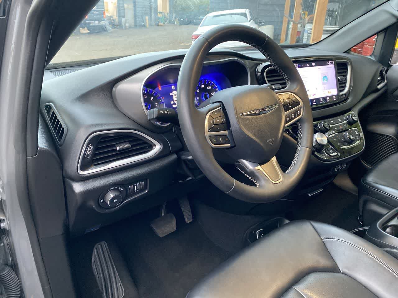 Used 2025 Chrysler Pacifica Select FWD image 2