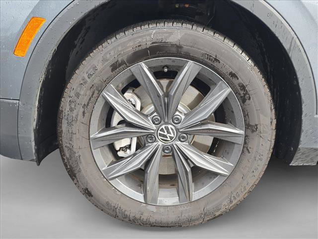 Used 2024 Volkswagen Tiguan SE w/ Panoramic Sunroof Package image 25