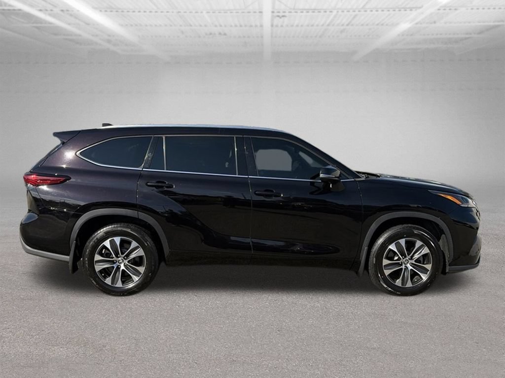 Used 2021 Toyota Highlander XLE AWD/4WD image 7