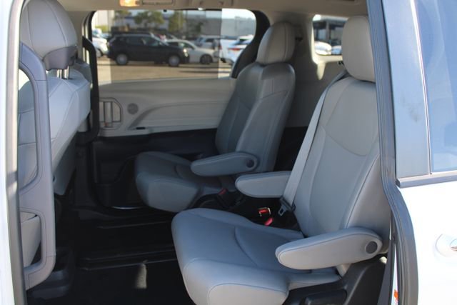 Used 2023 Toyota Sienna XLE w/ XLE Plus Package FWD image 33