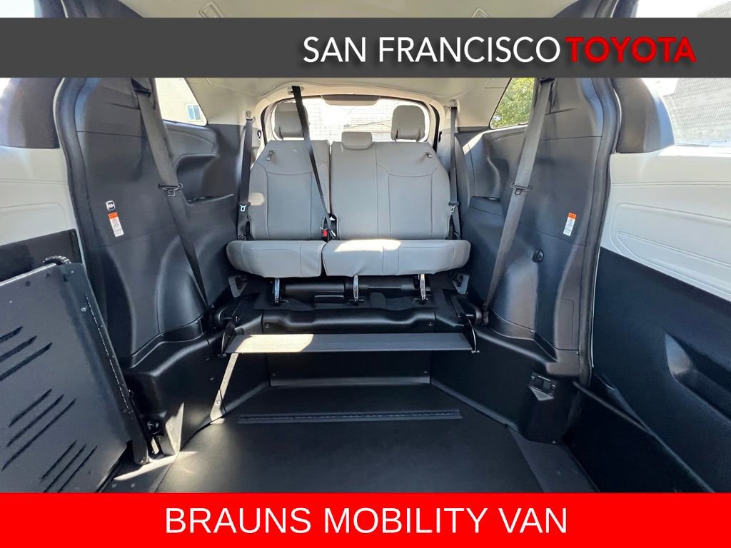 Used 2026 Toyota Sienna XLE FWD image 20