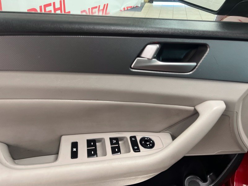 Used 2015 Hyundai Sonata SE w/ Option Group 09 FWD image 18