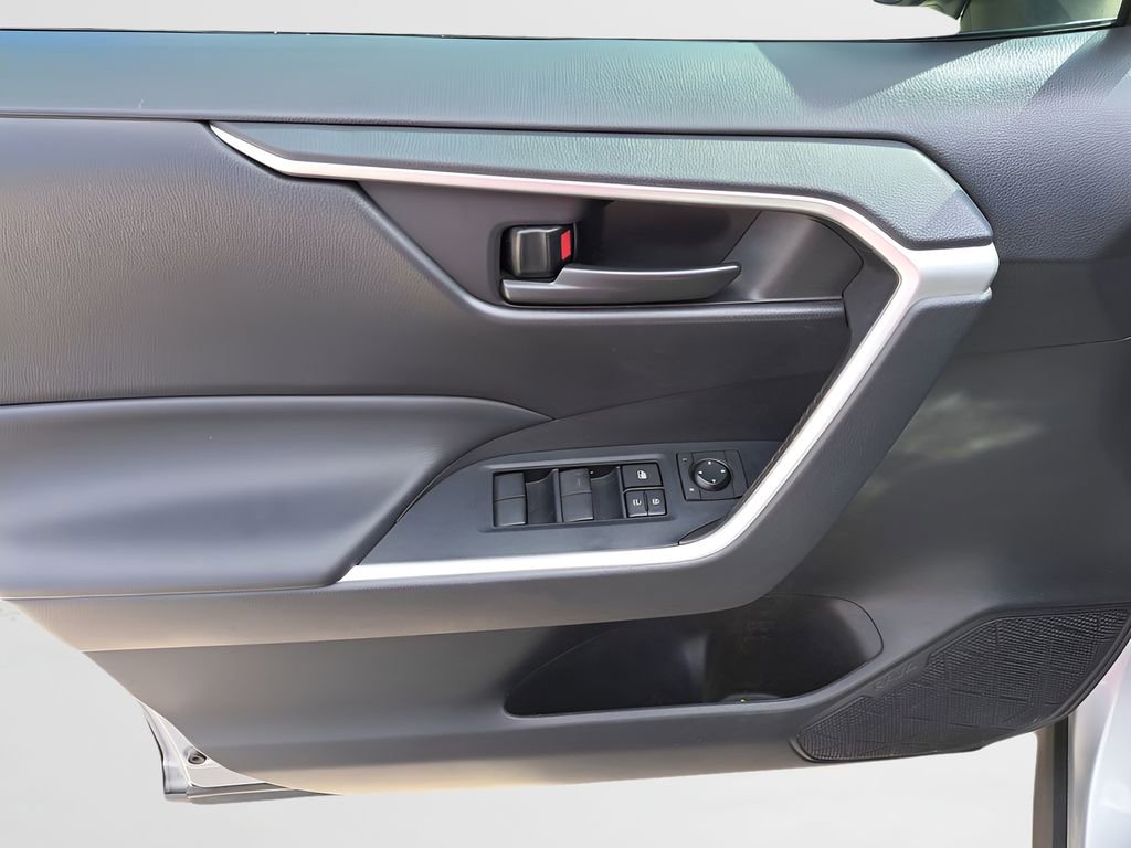 Used 2021 Toyota RAV4 LE image 13