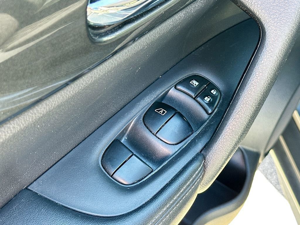 Used 2017 Nissan Rogue SV image 17