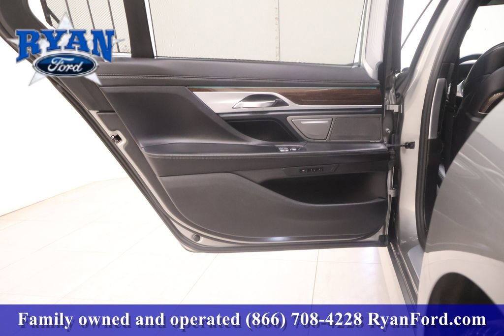 Used 2022 BMW 750i xDrive w/ Executive Package image 11