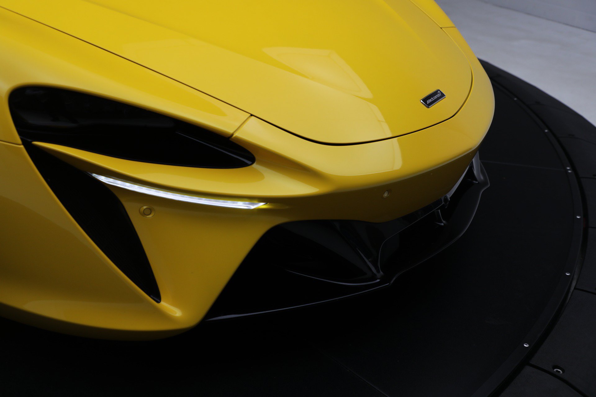 Used 2024 McLaren Artura RWD image 32
