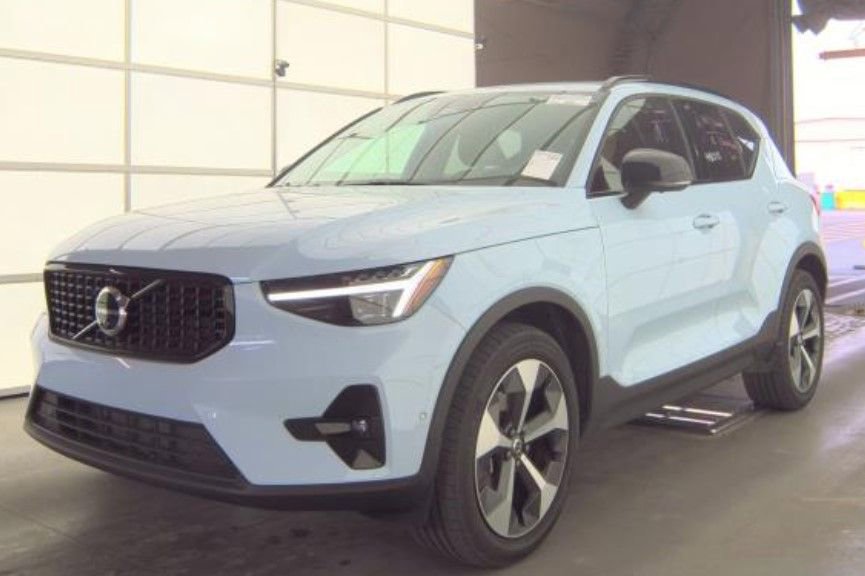 Used 2026 Volvo XC40 B5 Plus image 1