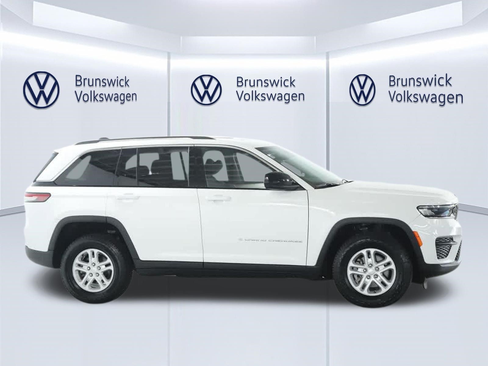 Used 2023 Jeep Grand Cherokee Laredo AWD/4WD image 11
