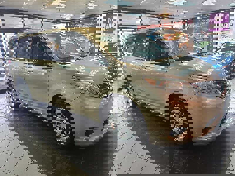 Used 2014 Toyota Sienna LE image 4