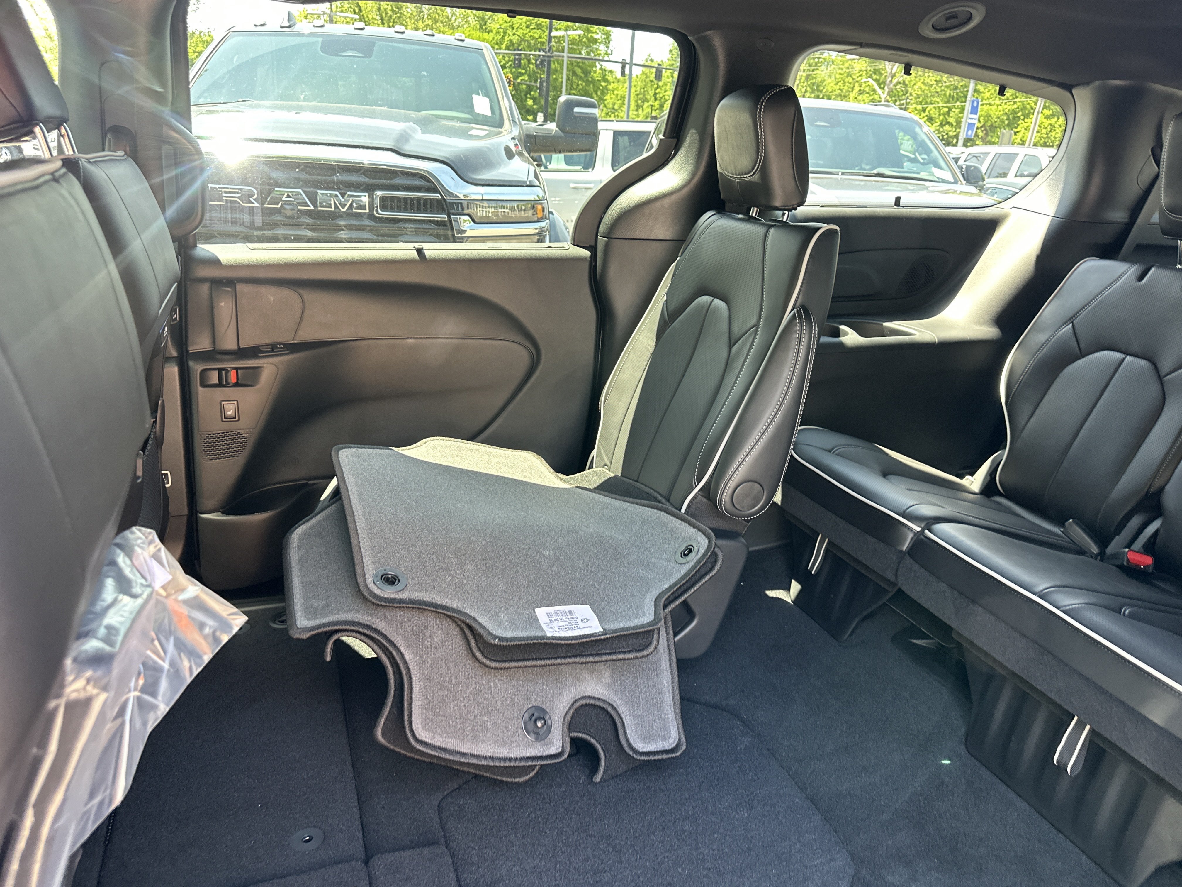 New 2027 Chrysler Pacifica Limited FWD image 30