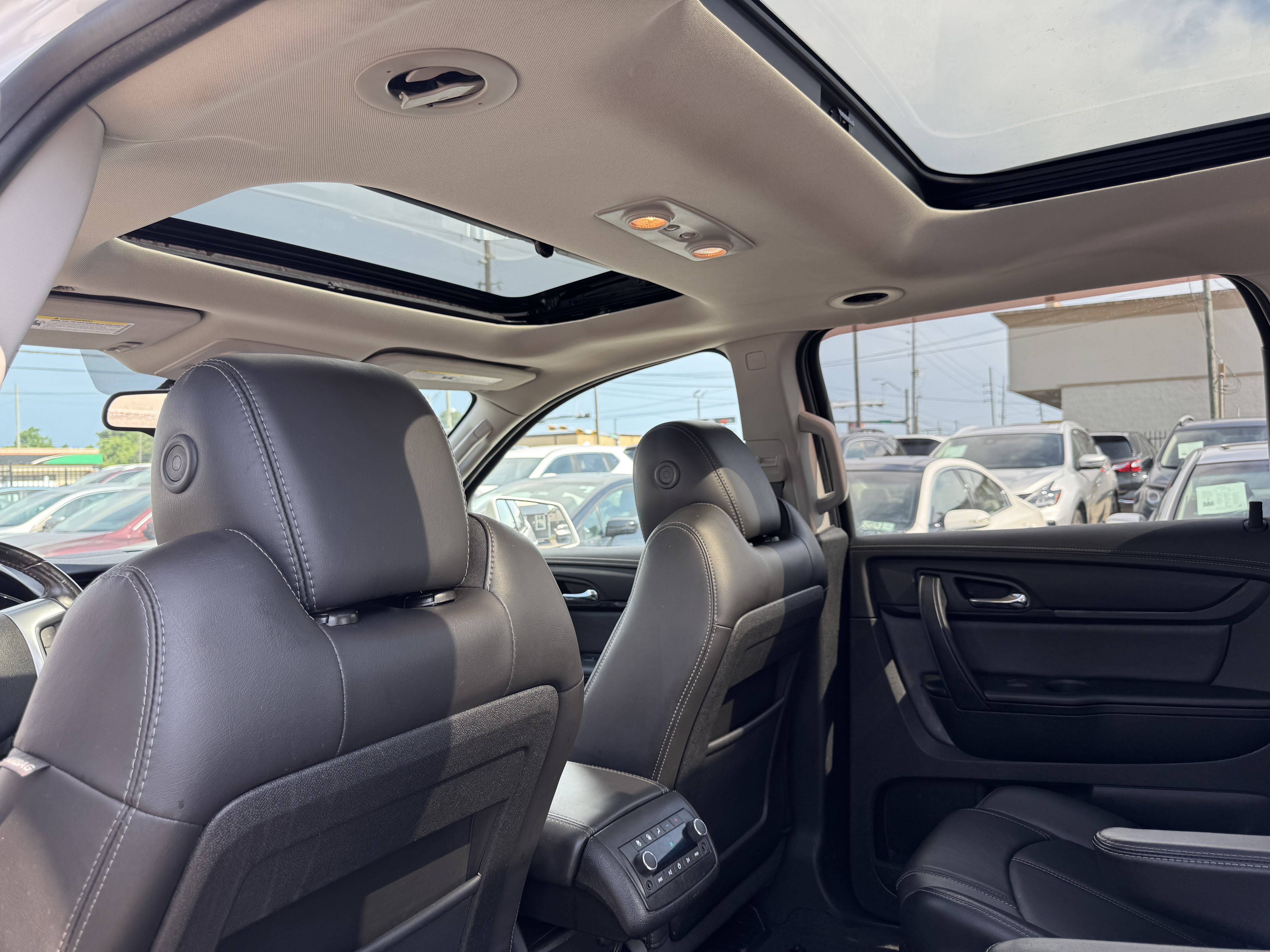 Used 2017 Chevrolet Traverse LT image 3