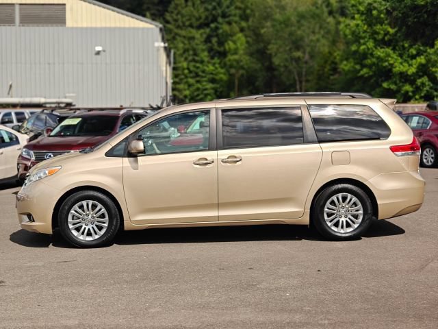 Used 2011 Toyota Sienna XLE w/ XLE Navigation Pkg FWD image 4