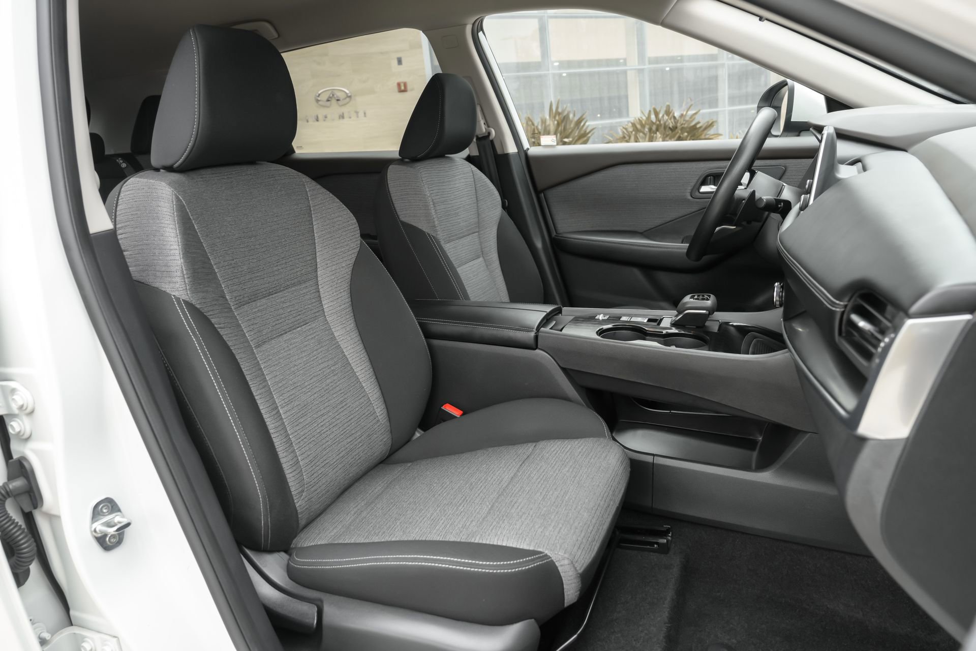 Used 2023 Nissan Rogue SV image 39