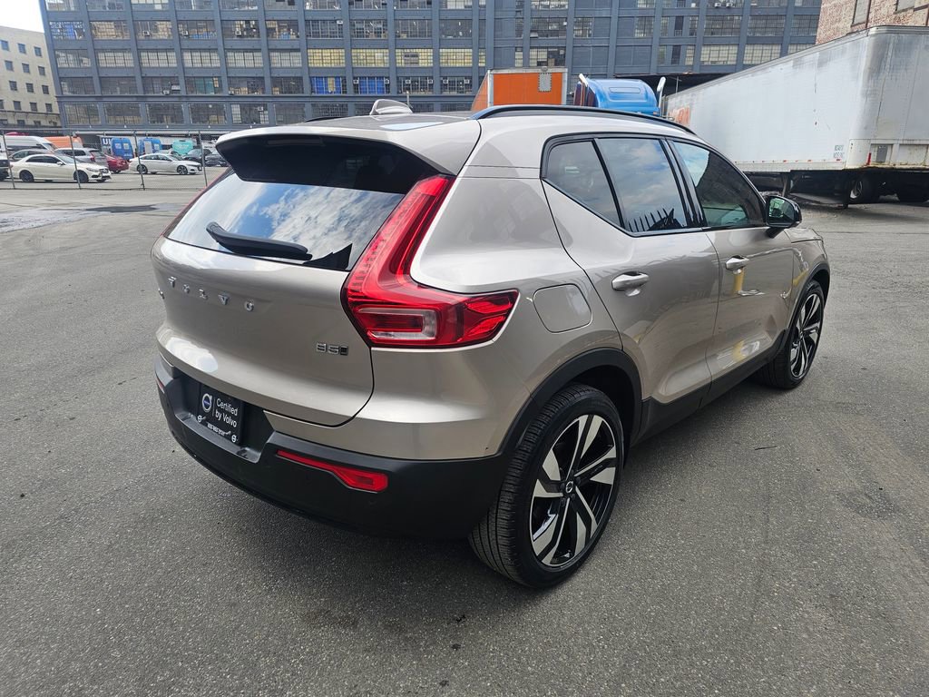 Certified 2023 Volvo XC40 B5 Plus w/ Climate Package image 4