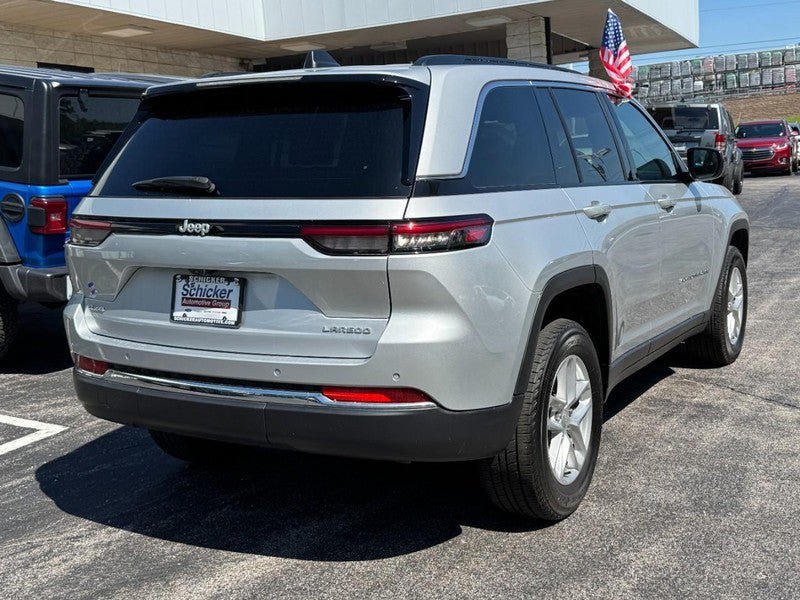 Used 2024 Jeep Grand Cherokee Laredo X AWD/4WD image 3