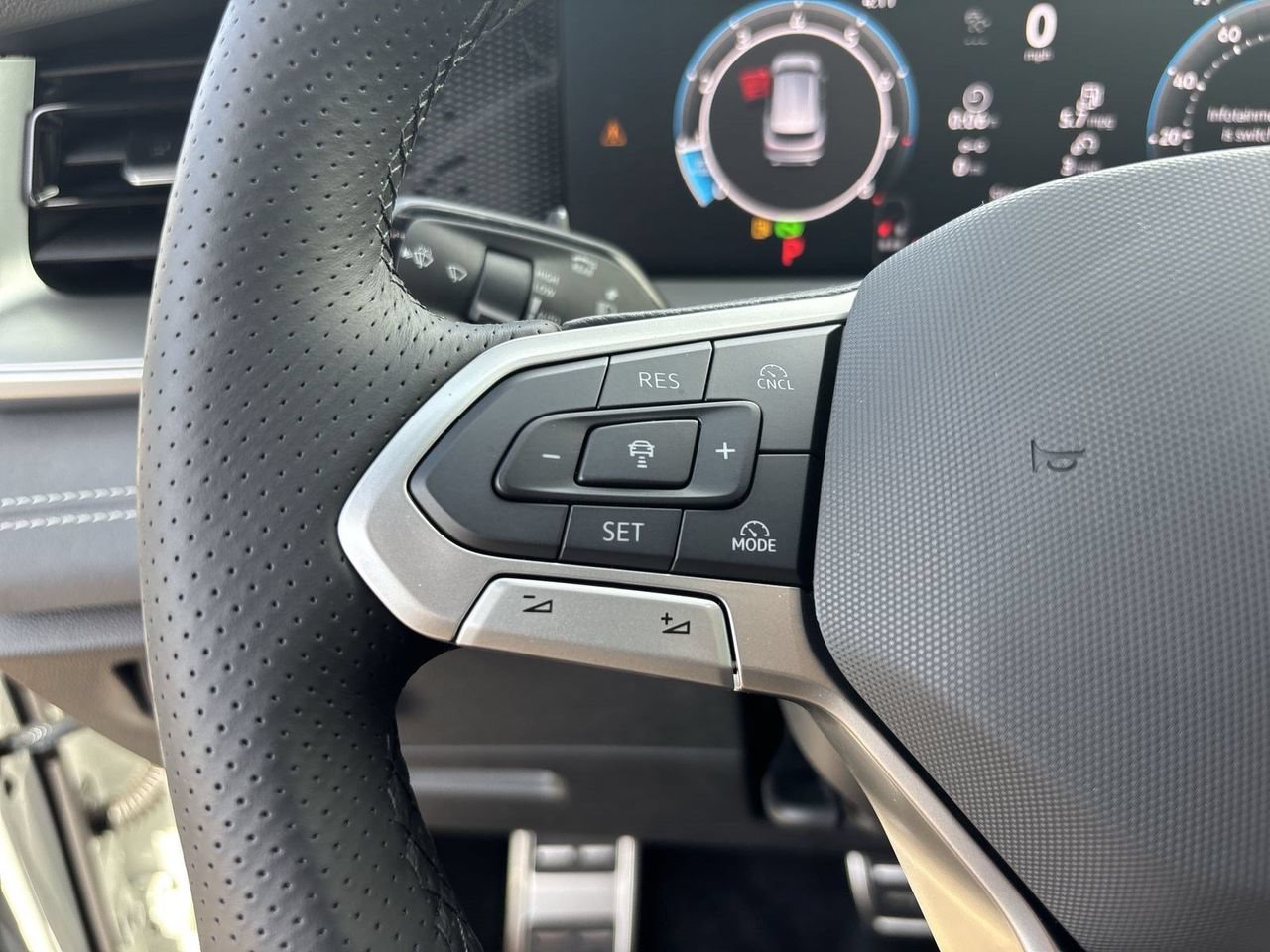 New 2026 Volkswagen Tiguan SE R-Line FWD image 20